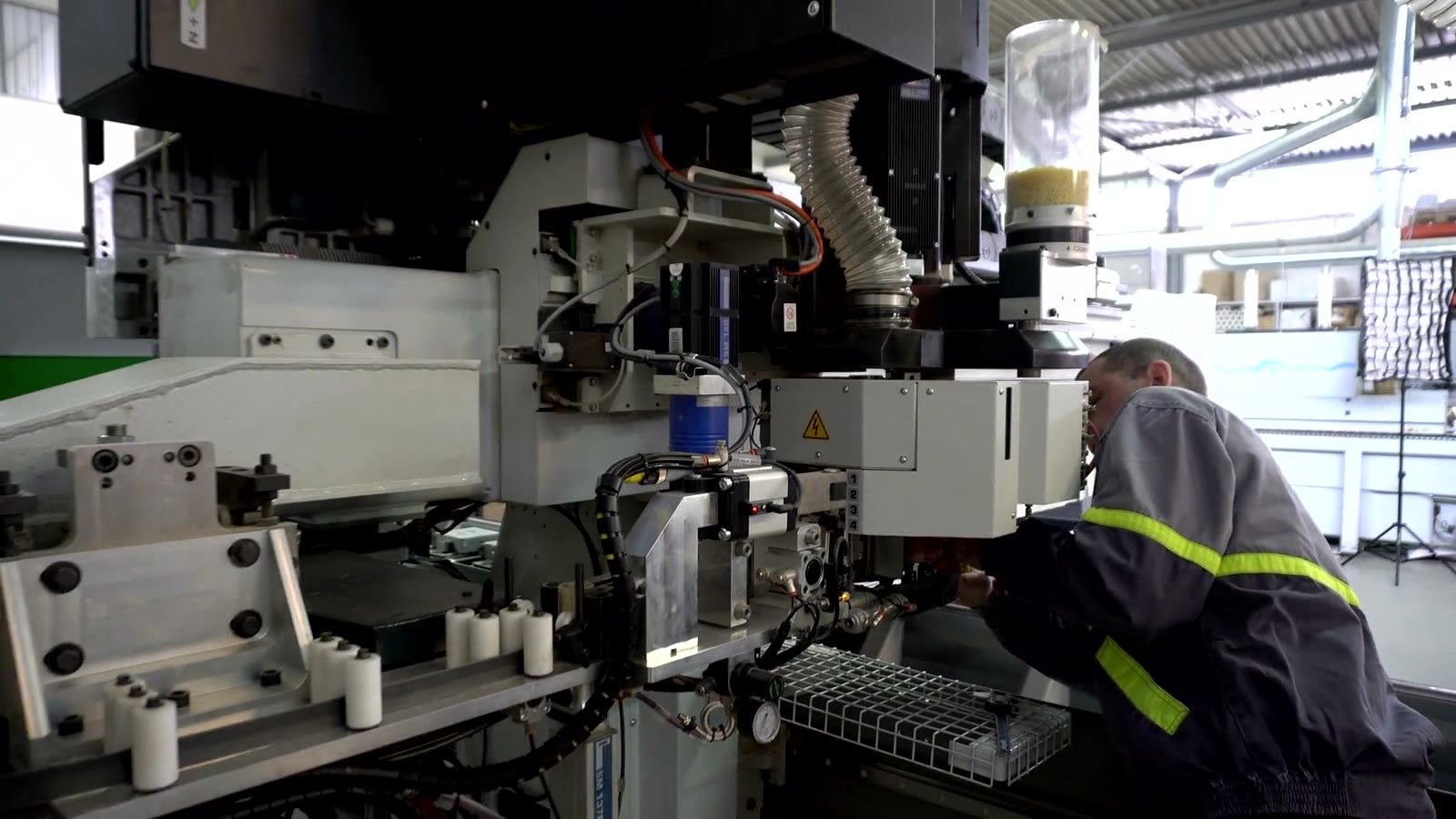 Técnico de mantenimiento interviniendo sobre una máquina